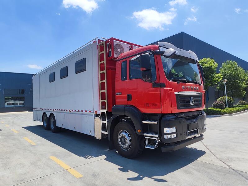 重汽豪沃帶淋浴間擴(kuò)展式宿營(yíng)車(chē)1.jpg