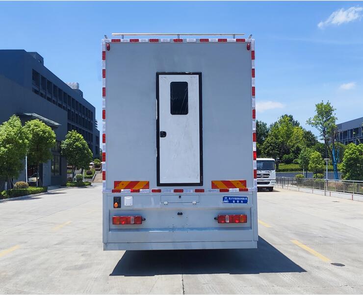 重汽豪沃帶淋浴間擴(kuò)展式宿營(yíng)車(chē)3.jpg